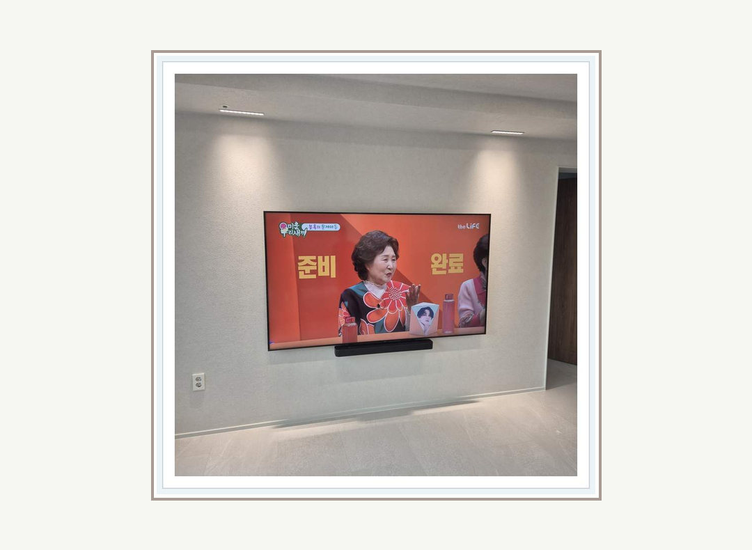송파구 · 강동구 벽걸이TV 설치 참고 사진 1 · 콘센트와 어댑터 배치 안내