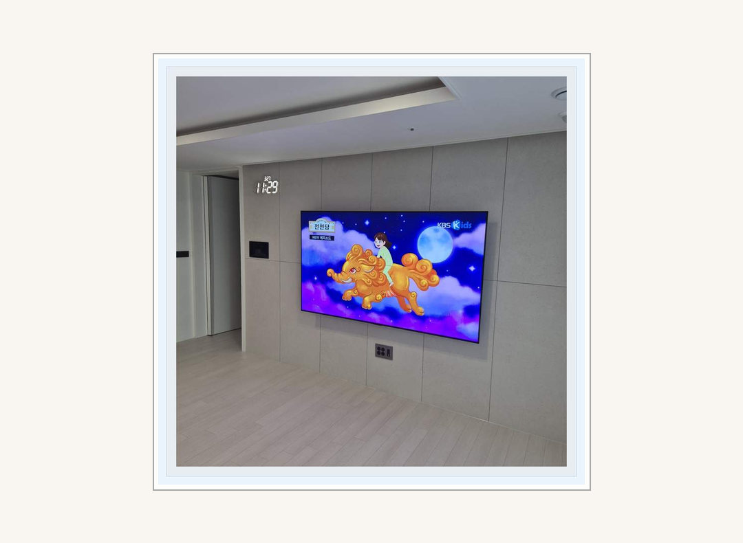 송파구 · 강동구 벽걸이TV 설치 참고 사진 2 · 콘센트와 어댑터 배치 안내